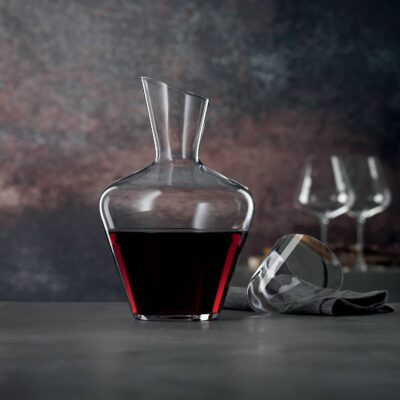 Comment tenir un verre à vin ? 6 decanter-vin-guide