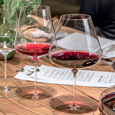 Comment tenir un verre à vin ? 4 tout-savoir-sur-le-vin