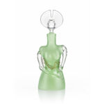 flacon-sculpture-femme-chapeau-cristal-vert